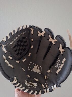 Rawlings Black and White Baseball Glove